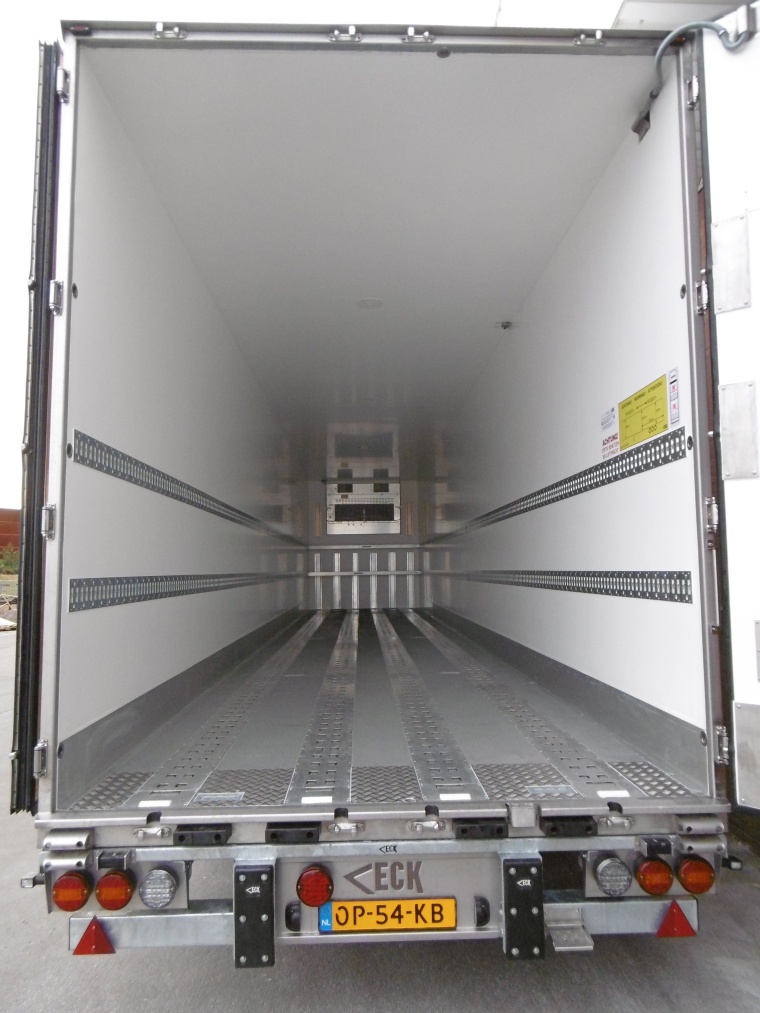 Schnelle und sichere Verladung: Platz für vier Main-Deck-Pallets, im Boden ist...