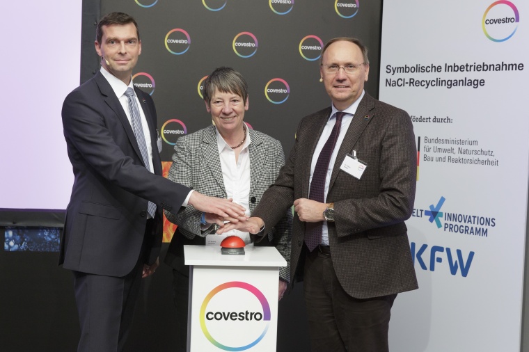 Knopfdruck zur symbolischen Inbetriebnahme der NaCl Recyclinganlage in...