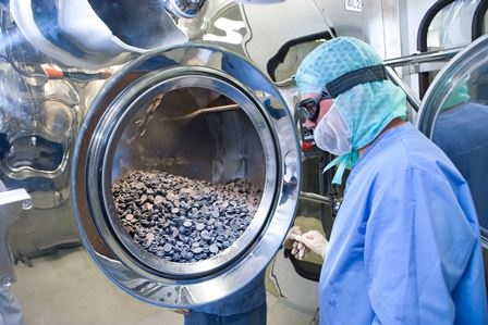 Wasch- und Reinigungsprozess unter Reinraumbedingungen. © Datwyler Pharma
