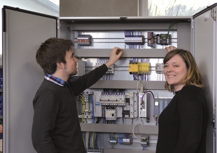 Dominic Schott und Miriam Drescher von der schodo GmbH in Aschaffenburg setzen...