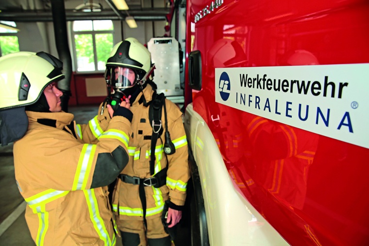 Abb. 2: Teamarbeit in der Feuerwehr beginnt bereits beim Anlegen der...