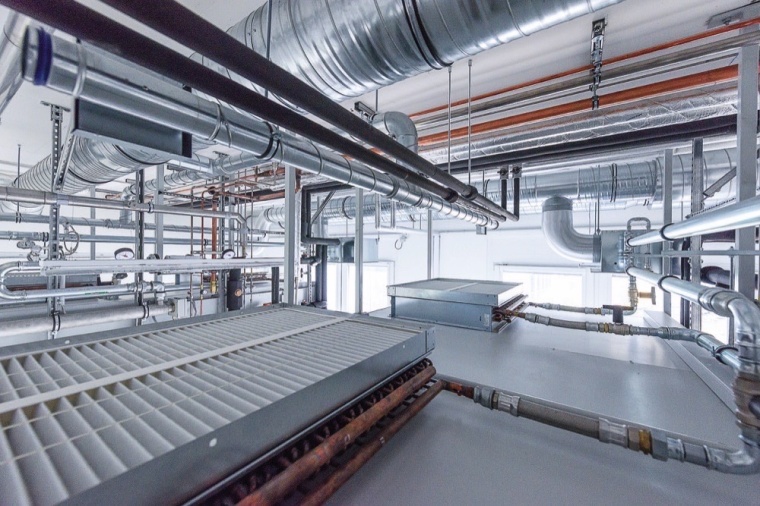 Medieninstallation über der Lasertisch-Konditioniereinheit. © WISAG
