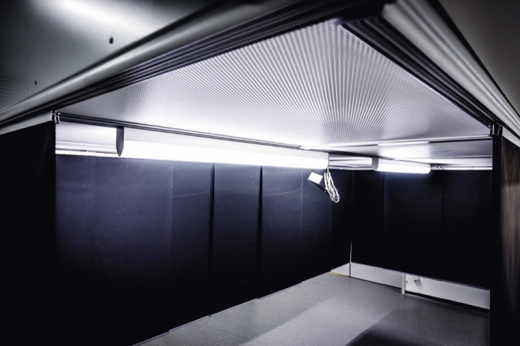 Hohe Anforderungen an die Schutzvorhänge: lichtdicht schwarz, nicht brennbar,...