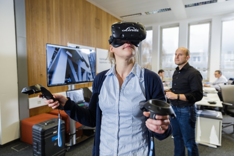 Ausgestattet mit einer Virtual-Reality-Brille können Mitarbeiter eine Anlage...