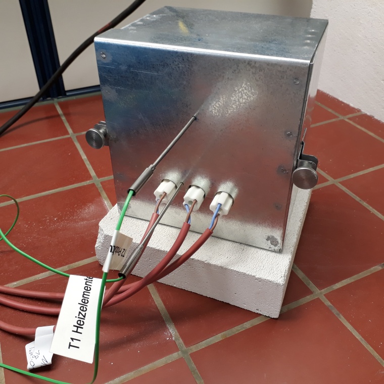 Wärmespeicher mit drei keramischen Heizkerzen im unteren Keramikblock. Die...