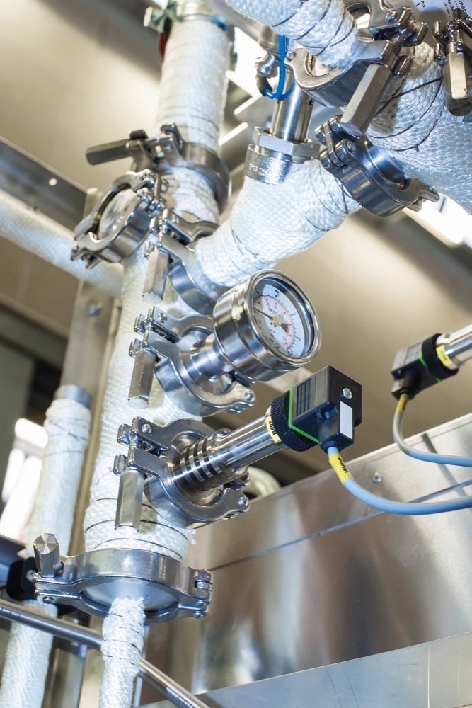 Drucksensor PBMH in der Technikkammer eines BST-Sterilisators. Die Kühlrippen...