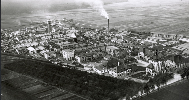 Die neue Fabrik Merck vor den Toren Darmstadts 1913.