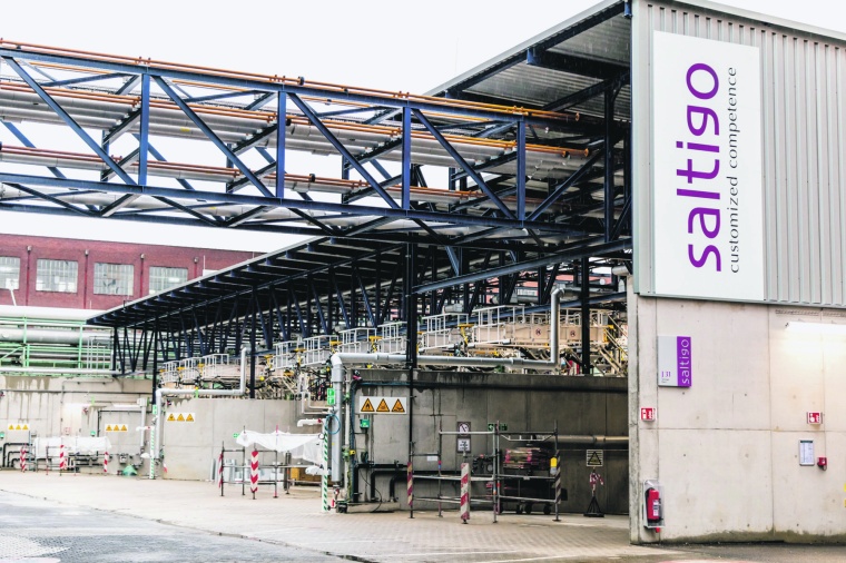 Das aktive Tankcontainerlager mit Rohrbrücke stellt eine effiziente Rohstoff-...