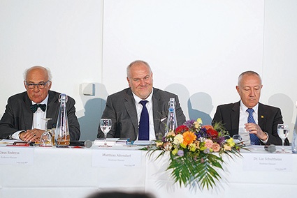 CEO Matthias Altendorf (m.) freut sich, ein weiteres Rekordergebnis eingefahren...