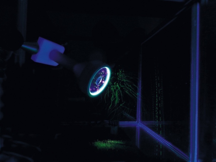 Abb. 2: Visualisierung von Anziehungs- und Abstoßungskräften mit UV-Licht