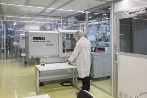 In dem Reinraum Clean Cell4.0 können die gefertigten Teile direkt entnommen...