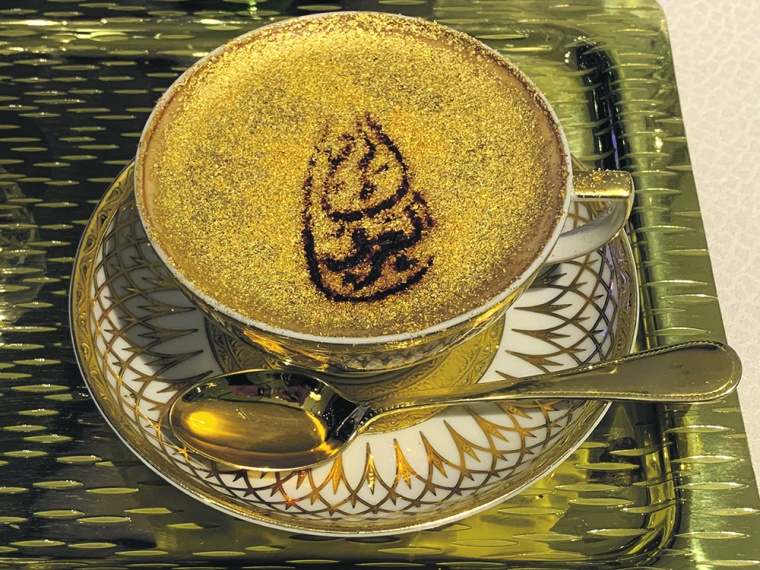 Gold Cappuccino im 7-Sterne-Luxus Hotel Burj al Arab in Dubai (© Michael...