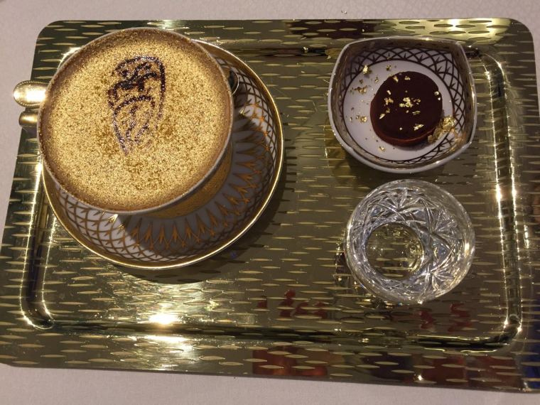 Gold-Flocken aus der Blattgoldmühle auf dem Chocolate Marshmallow (rechts...