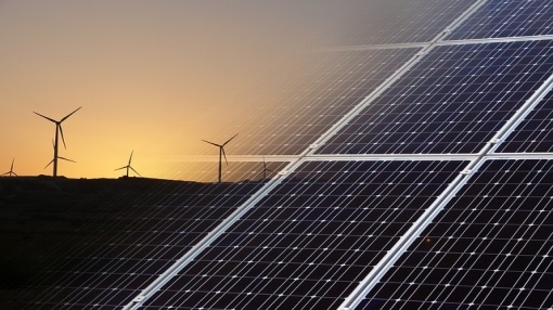 Abb.: Power-to-X-Technologien nutzen Strom aus erneuerbaren Quellen, um aus...