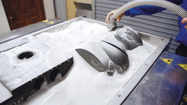 Erstellen neuer Komponenten mit Sand für eine 3D-Druckform. © Sulzer Pumpen...