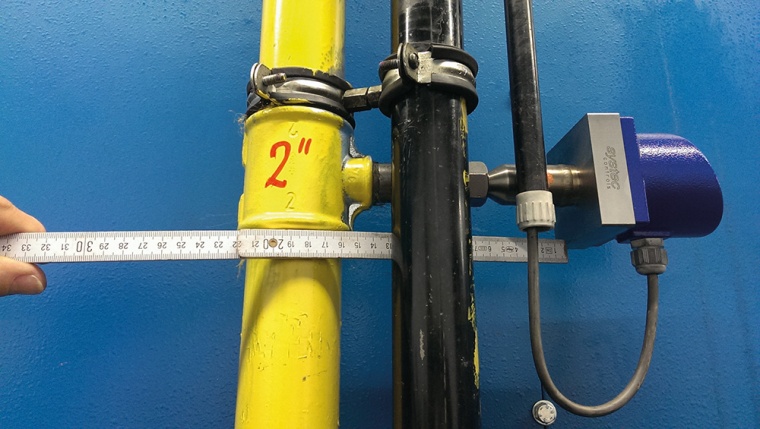 Der Differenzdruck Massenstrom-Durchflussmesser deltaflowC, installiert an...