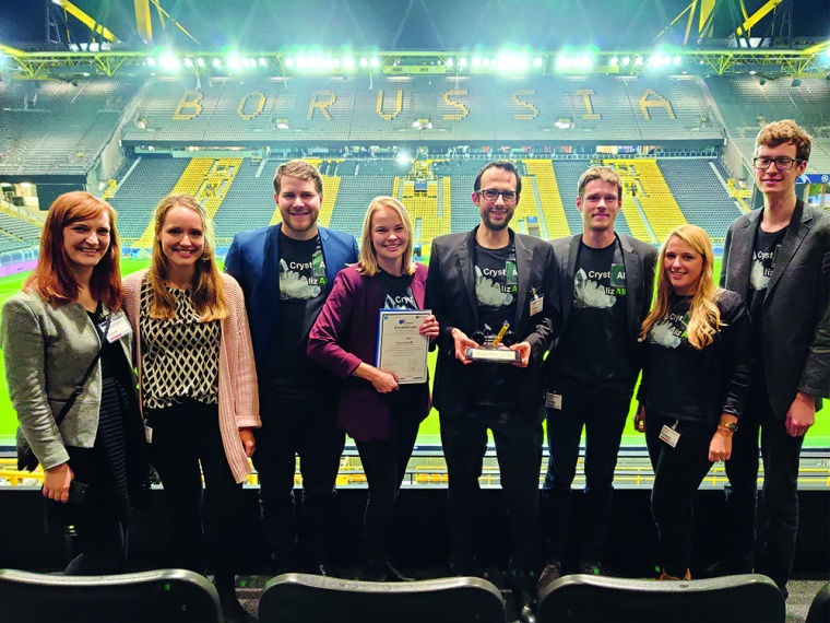 Das Siegerteam CrystAlizAir von der TU Dortmund vor heimischer Kulisse ©...