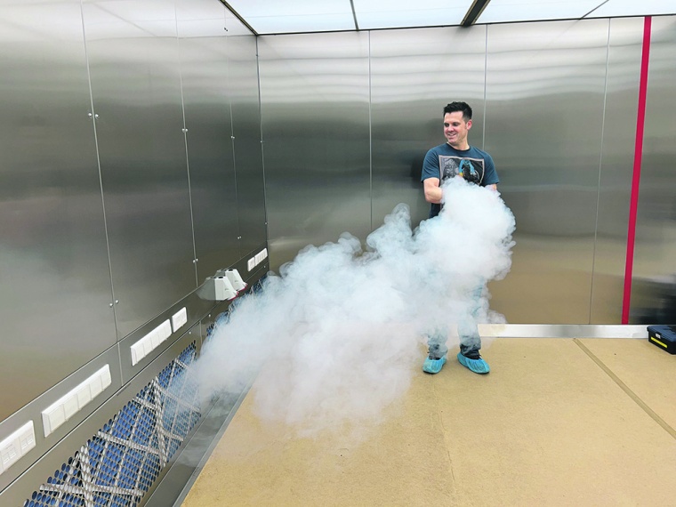 Luftgetragene Partikel werden effektiv erfasst, indem sie zu Boden gedrückt...