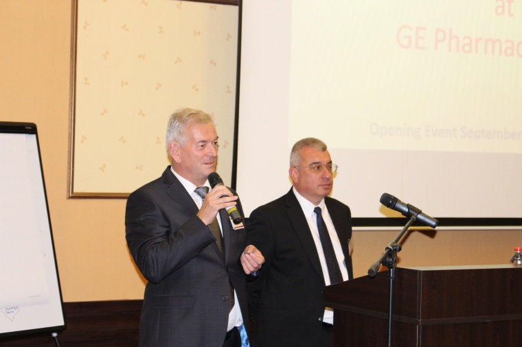 Dr. Günter Datz (left) and Angel Angelov (right), general managers of GE...
