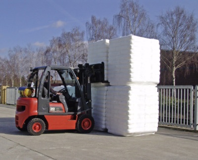 To save space, palletless stretch wrapped dispatch units can easily be stacked...