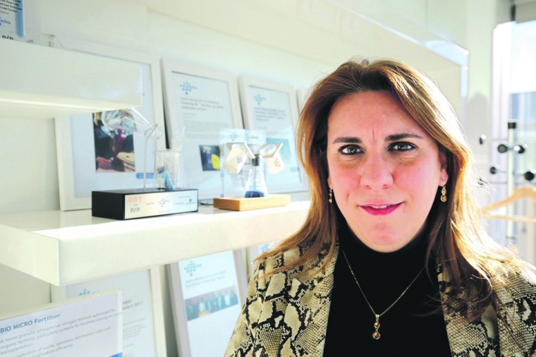 Maria Almenar, Azelis