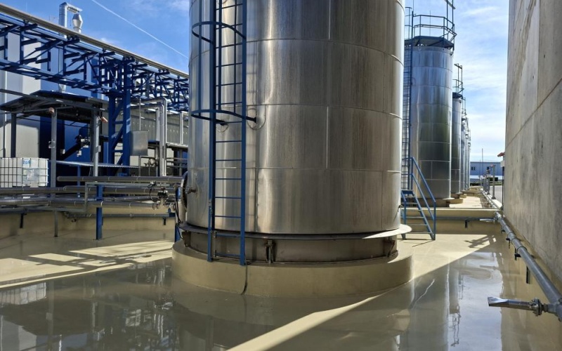 Viele Rohstoffe lagern in Silos. Damit bei einer Havarie keine Flüssigkeit in...