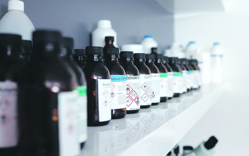 ChemShare wandelt überschüssige Chemikalien in neue Einnahmen um. Das Start-up aus Bonn
entwickelt eine Vermittlungsplattform, die Unternehmen einen sicheren Handel mit Restmengen chemischer Produkte ermöglicht – von wenigen Milligramm bis zu 500 Kilogramm.