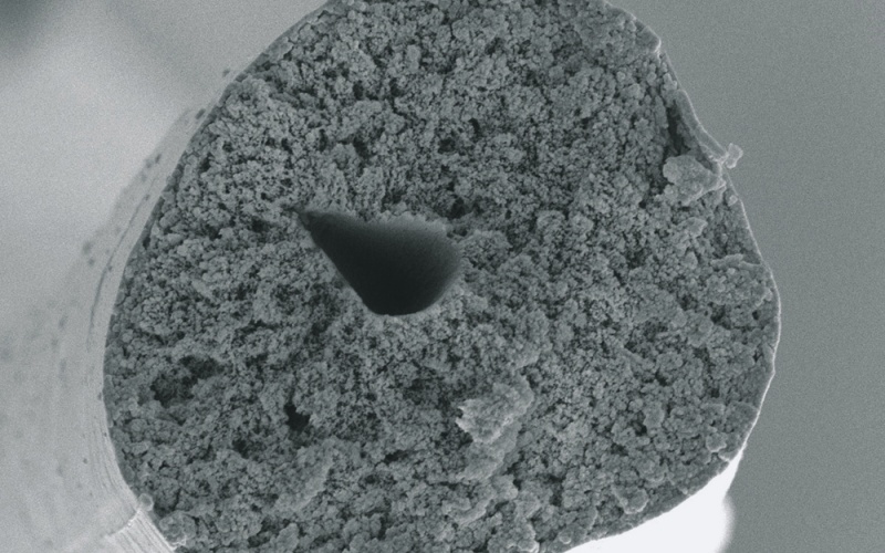 Rasterelektronenmikroskopieaufnahme einer Cellulose-Aerogel-Faser.