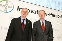 Dr. Marijn Dekkers, Vorstandsvorsitzender der Bayer AG (rechts), und...