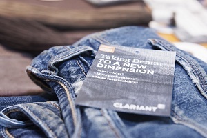 Clariant mit innovativer Technologie für umweltschonendere Jeans-Herstellung.