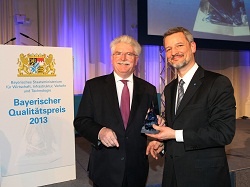 Robert Späth (rechts), Geschäftsführer der CSC Jäklechemie, erhält den...
