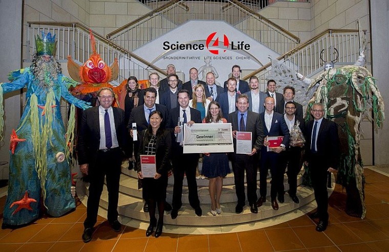 Die Gewinner des Science4Life Venture Cup 2015 mit den Schirmherren der...
