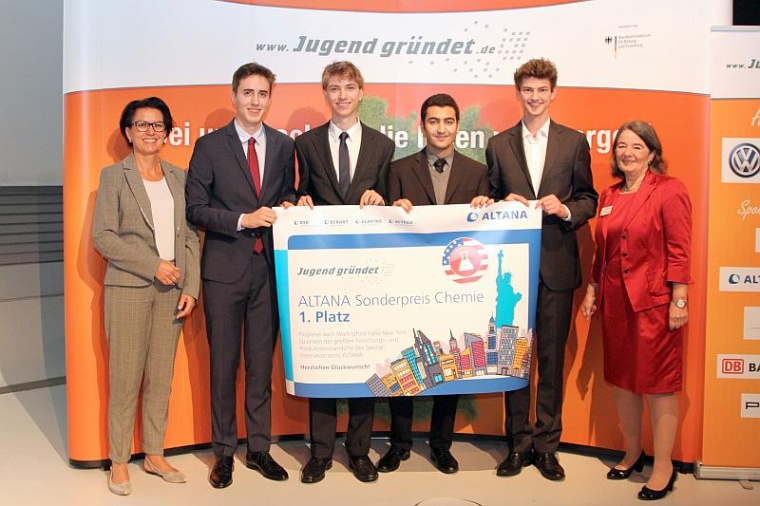 Die Gewinner des Altana Sonderpreis Chemie mit Dr. Anette Brüne (links) und...