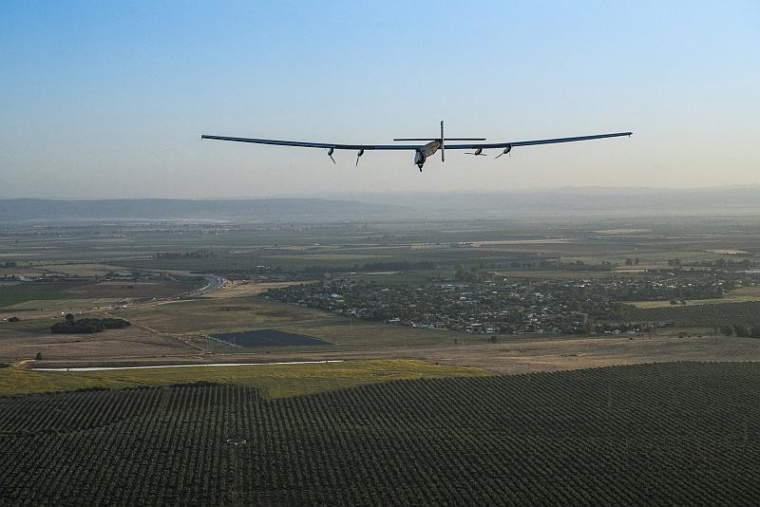 Solar Impulse beim Landeanflug auf Sevilla, Spanien