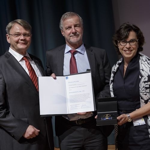 Prof. Dr.-Ing. Martin Strohrmann (mitte) wird für seine Verdienste in der...