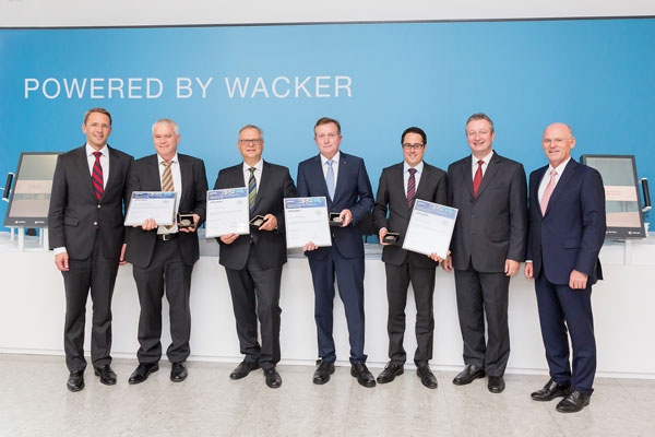 Wacker-Vorstandsmitglieder Christian Hartel (li.), Auguste Willems (2. v. re.)...