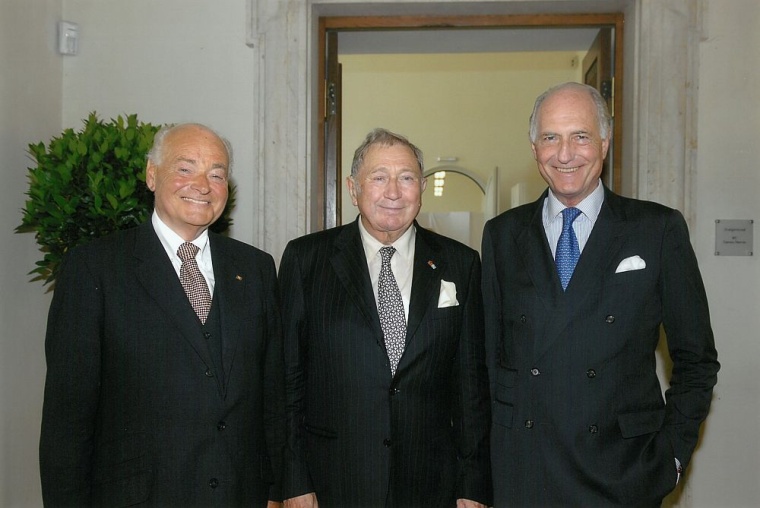 Dr. Karl Wamsler (Mitte), Ehrenvorsitzender des Aufsichtsrats der Süd-Chemie,...