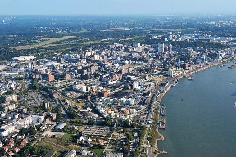 Lanxess führt derzeit an seinen deutschen Standorten in Leverkusen (Foto),...