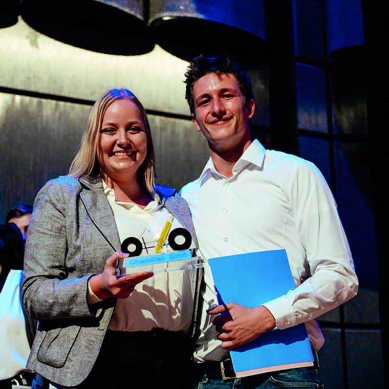 Kerstin Albers und Jonas Tetzloff nahmen den Preis für das Team der Uni Ulm...
