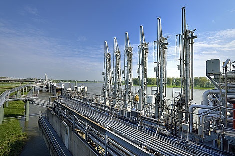 An der neuen Ineos-Tankerbrücke im Chempark Dormagen, die nördlich der...