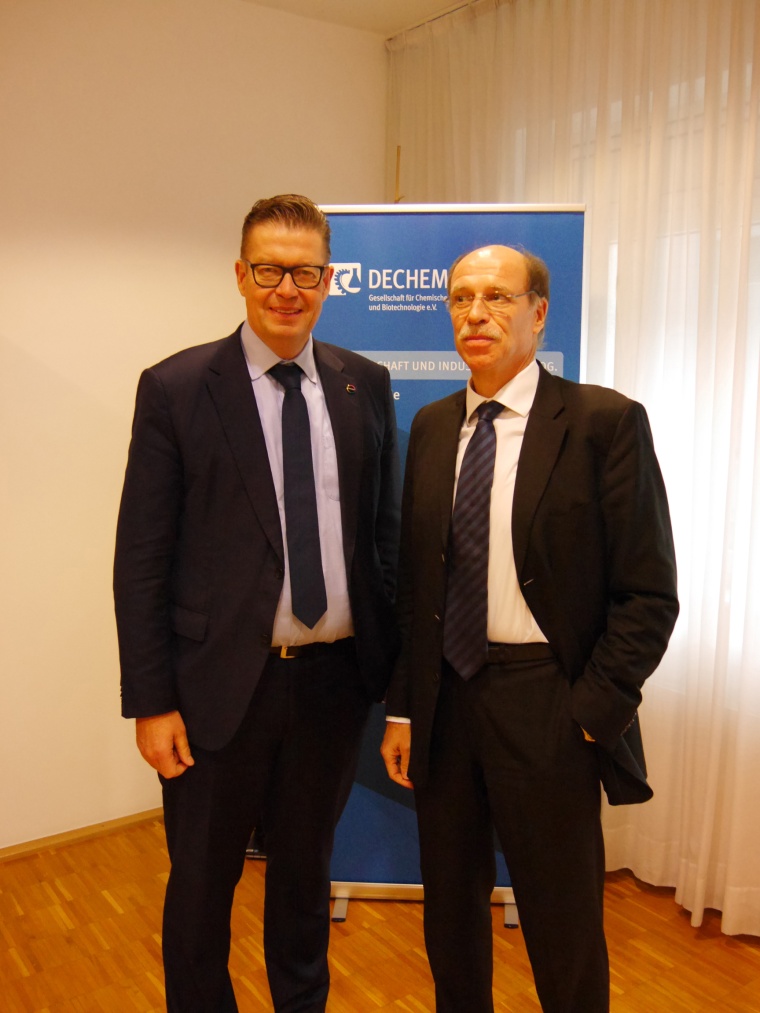 Klaus Schäfer (re.), Chief Technology Officer von Covestro, folgt als...