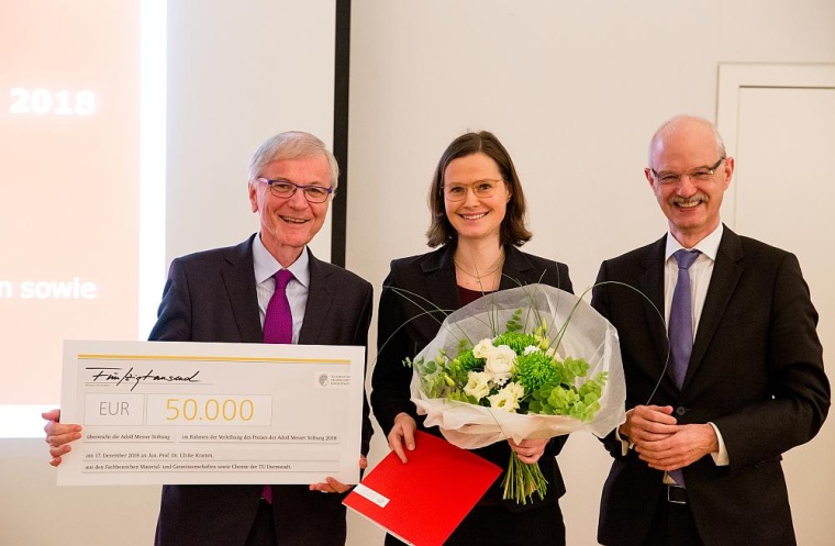 Die Preisträgerin Jun. Prof. Ulrike Kramm zusammen mit Stefan Messer (l.) und...