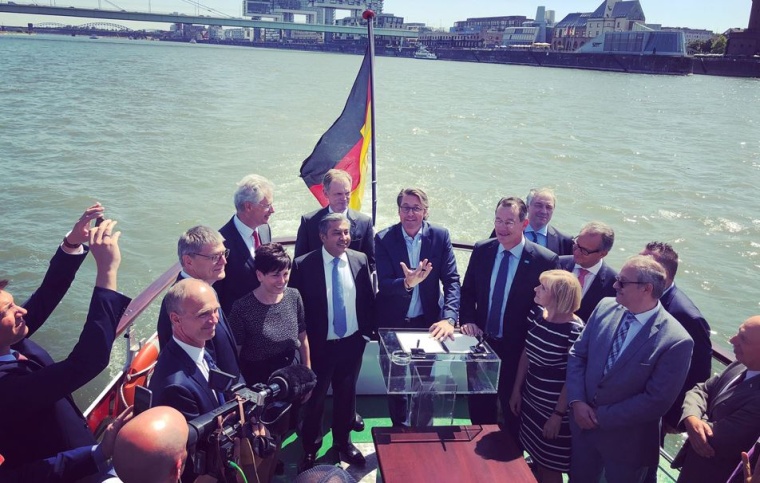 Für die chemische Industrie ist der Rhein die wichtigste Binnenwasserstraße....