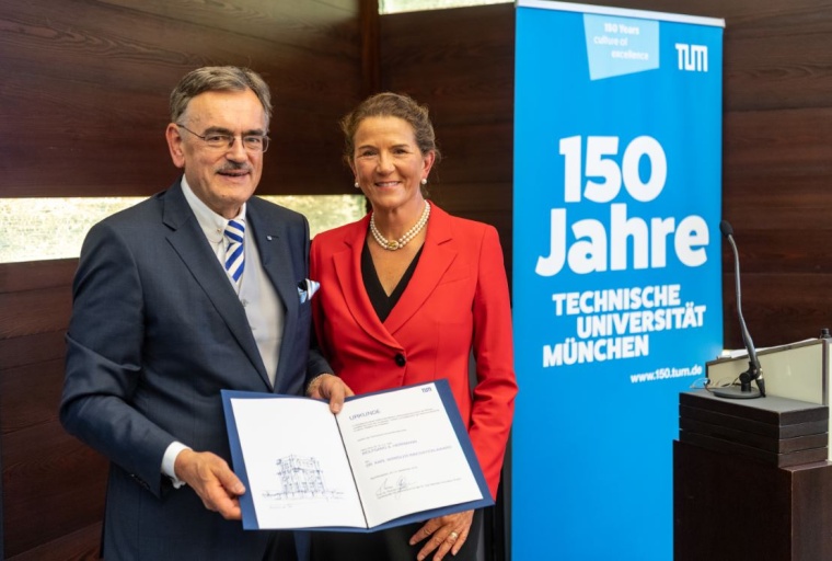 Susanne Wamsler, Mitglied des Verwaltungsrats von Clariant, überreicht dem...