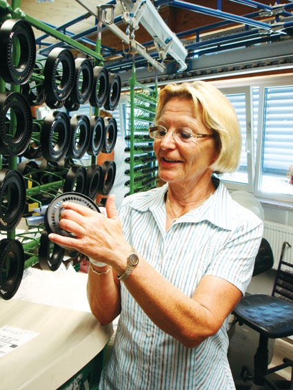 Doris Süss-Schnadmann prüft die Qualität eines eloxierten Werkstücks