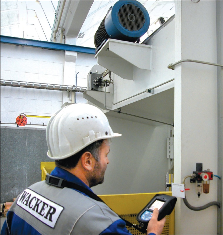Ein Wacker-Mitarbeiter bei Wartungsarbeiten: Über einen RFID-Transponder...