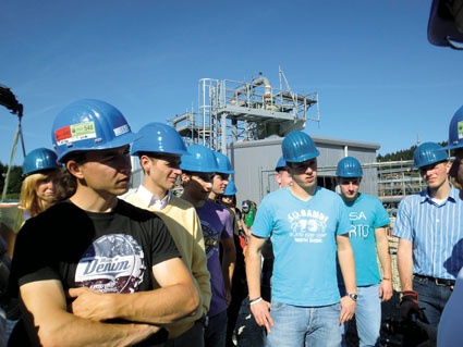 Interessierte Studenten und Trainees am Gasspeicher, Nußdorf