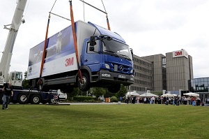 Eine Stunde hing der 10 t schwere LKW an einer 7 cm breiten Klebeverbindung 1,5...