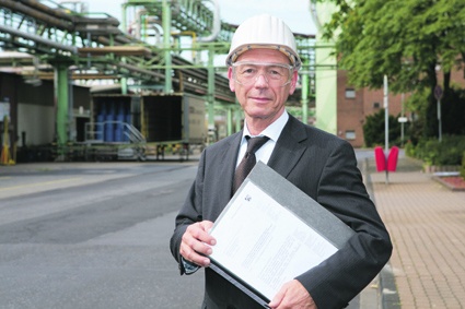 Projektleiter Werner Breuer hält den Planergänzungsbeschluss zur CO-Pipeline...