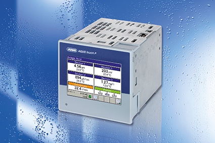 Abb. 1: Jumo Aquis touch P – ein kompaktes Schalttafel-Einbaugerät für die...